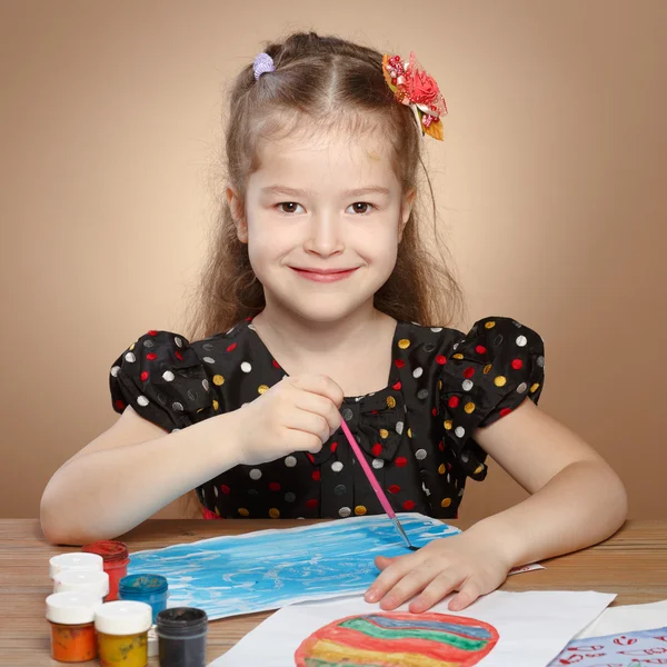 Menina desenha pinturas no jardim de infância — Fotografia de Stock