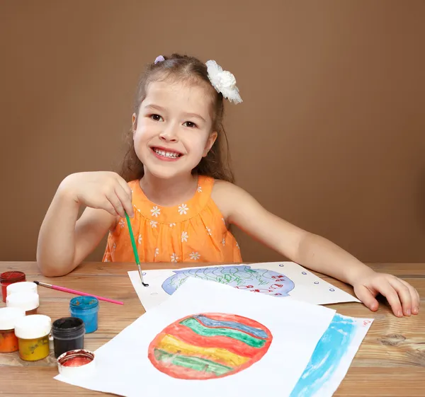 Menina desenha pinturas no jardim de infância — Fotografia de Stock