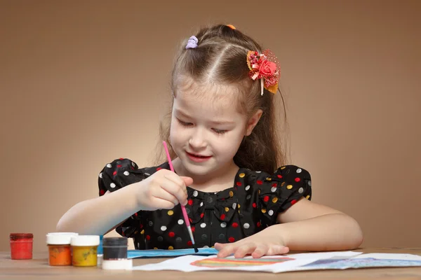 Menina desenha pinturas no jardim de infância — Fotografia de Stock