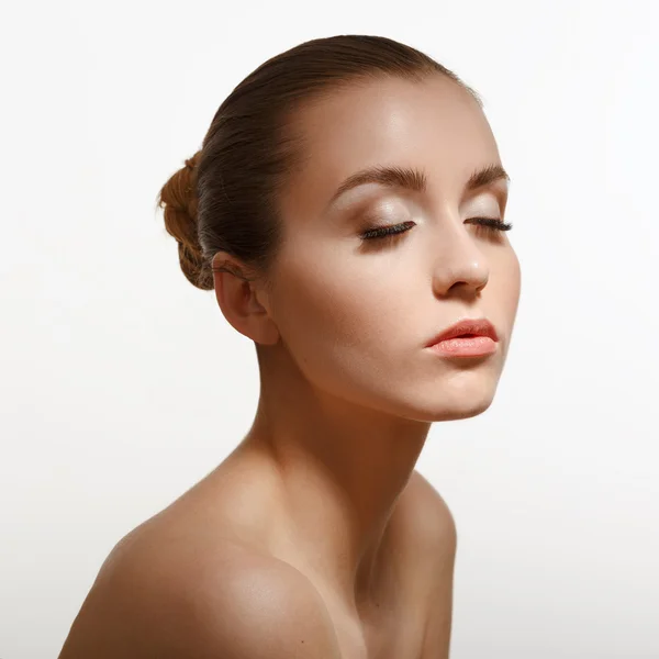 Portrait de beauté. Une peau fraîche parfaite. Isolé sur fond blanc — Photo