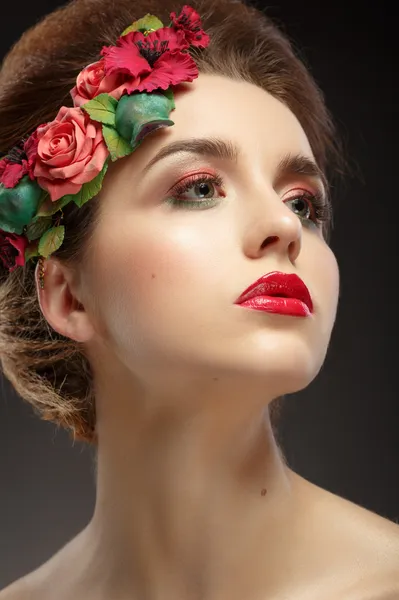 Retrato de uma menina bonita com uma maquiagem colorida . — Fotografia de Stock