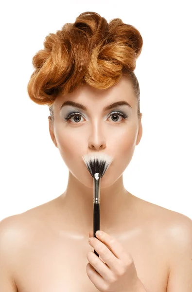 Beauty portrait of pretty woman with brush for makeup — Stock Photo, Image