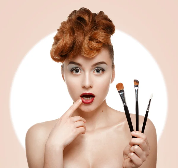 Beauty portrait of pretty woman with brush for makeup — Stock Photo, Image