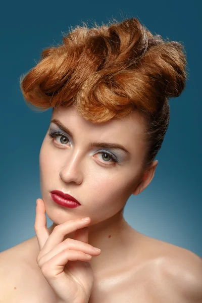 Retrato de Beleza. Mulher bonita tocando seu rosto. — Fotografia de Stock