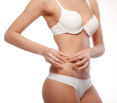 genç kadın onların bel içinde aşırı kilo kontrol eder..