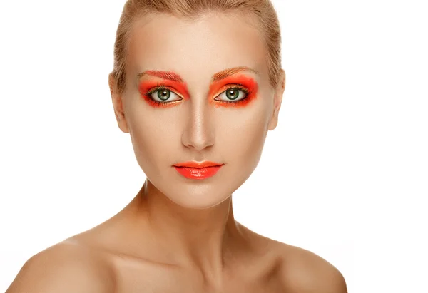 Hermosa cara de mujer modelo con maquillaje naranja . — Foto de Stock