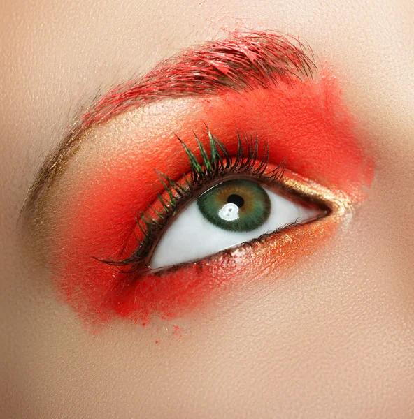 Primer plano ojo femenino con maquillaje brillante de moda hermosa . —  Fotos de Stock
