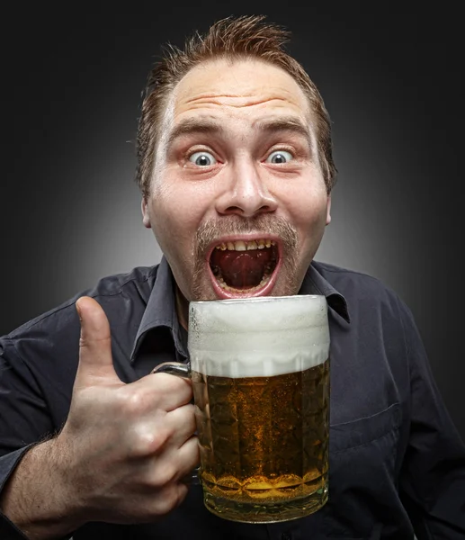 Hombre feliz bebiendo cerveza de la taza — Foto de Stock