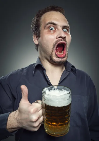 Homem feliz bebendo cerveja da caneca — Fotografia de Stock