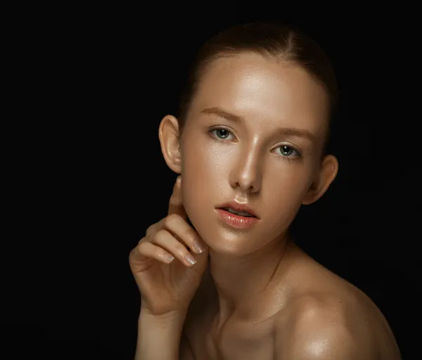 Porträtt av en ung flicka på en mörk bakgrund. — Stockfoto