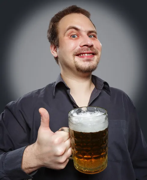 Homem feliz bebendo cerveja da caneca — Fotografia de Stock