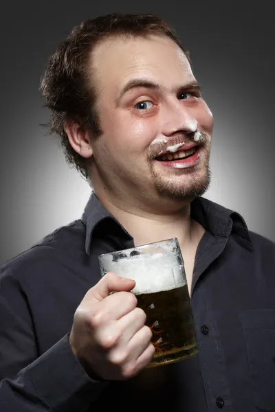 Uomo felice che beve birra dalla tazza — Foto Stock