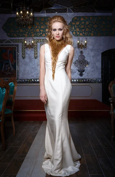 Mode foto av ung magnifik kvinna i vit klänning. — Stockfoto
