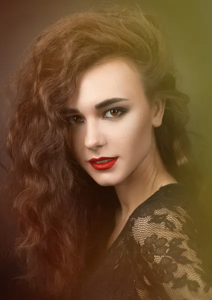 Portré egy lány, piros rúzs és bolyhos haj. — Stock Fotó