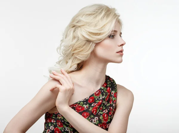 Portrait de beauté d'une belle blonde en robe noire avec du rouge — Photo