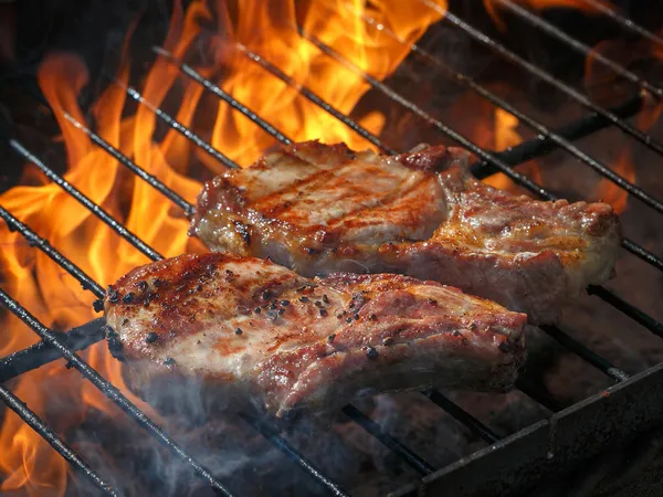 Top bélszín steak láng a o sekély mélységben grill, sült Stock Kép