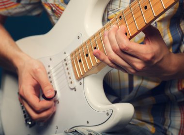 elektro gitar çalmak gitarist