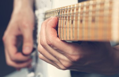 elektro gitar çalmak gitarist