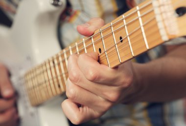 elektro gitar çalmak gitarist
