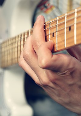 elektro gitar çalmak gitarist