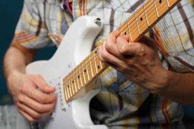 gitar dizeleri bir parçası üzerinde seçici odak üzerine oynamak