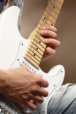 elektro gitar çalmak gitarist