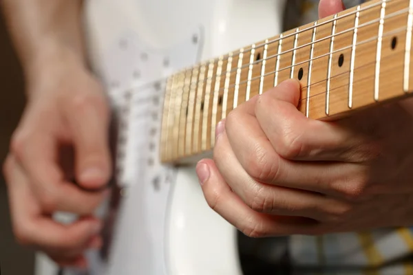 Κιθαρίστας παίζει ηλεκτρική κιθάρα — Φωτογραφία Αρχείου