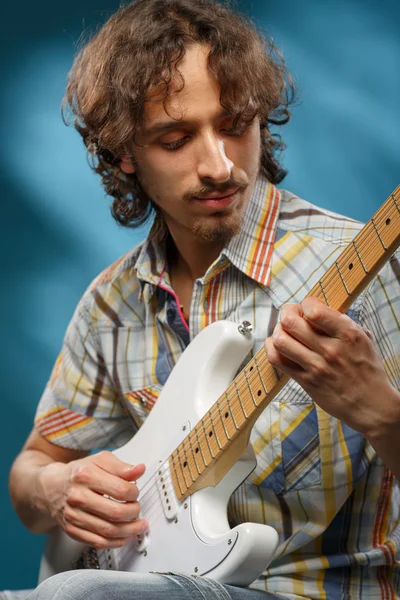 Guitarrista tocando uma guitarra elétrica — Fotografia de Stock