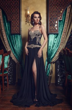 siyah elbiseli genç muhteşem kadın moda fotoğrafı.
