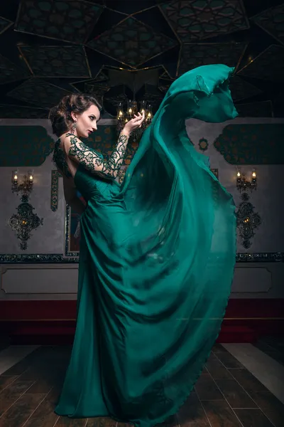 Mujer de moda en vestido revoloteando . —  Fotos de Stock