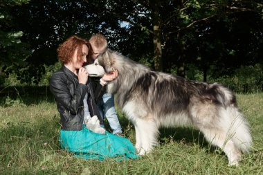 Anne ve çocuk ile köpek doğa üzerinde oynama. 