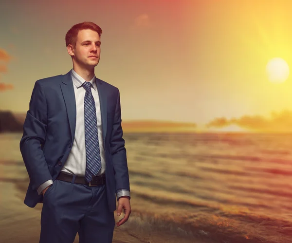 Office worker on the beach during sunset. — Stock Photo, Image