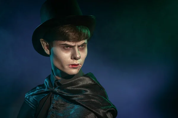 Homem vestido de Drácula para a festa de Halloween — Fotografia de Stock