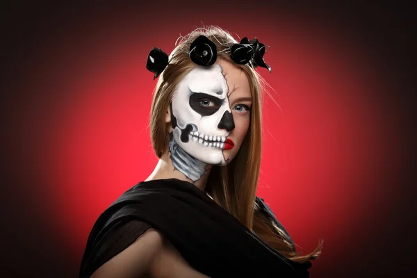 Junge Frau am Tag der Totenmaske Totenkopf-Gesichtskunst. — Stockfoto