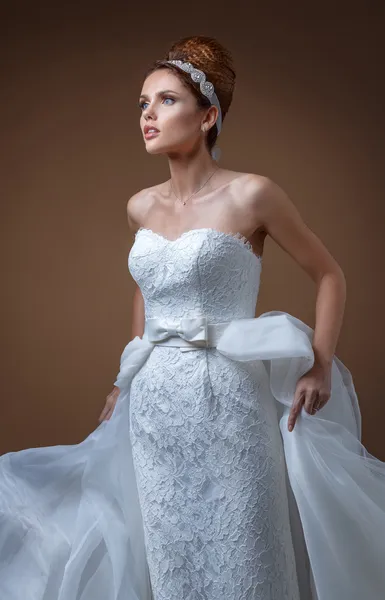 Portret van een mooie vrouw in een witte bruiloft jurk. — Stockfoto