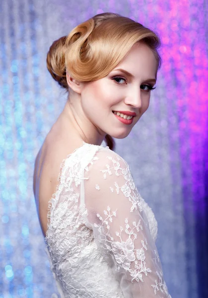 Novia. Retrato de una hermosa mujer en un vestido de novia blanco . — Foto de Stock