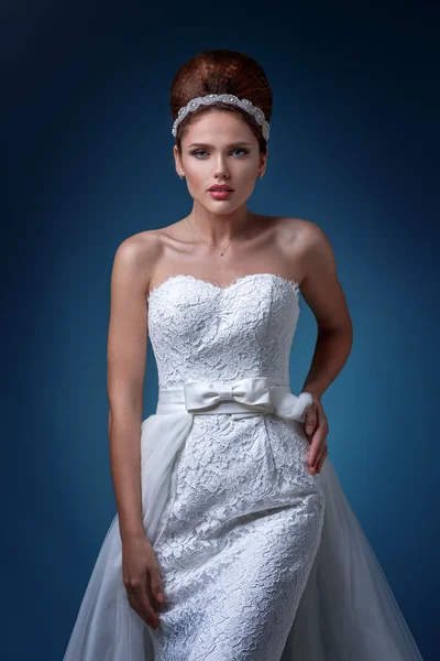 Bruid. Portret van een mooie vrouw in een witte bruiloft jurk. — Stockfoto