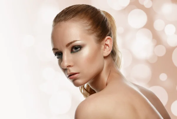 Beautiful Model Woman Face with fashion makeup — Stock Photo, Image