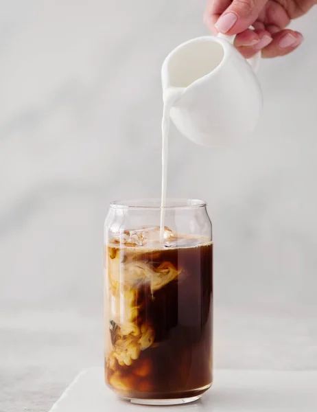 Холодный Кофе Высоком Стакане Сливками Холодный Черный Кофе Кубиками Льда — стоковое фото