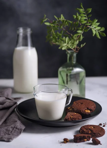 Plato Con Galletas Chocolate Con Nueces Vaso Leche Sobre Fondo —  Fotos de Stock