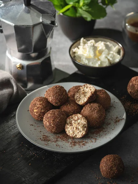 Mit Schokolade Und Kakao Überzogene Käsebällchen Quarkbällchen Quarkbonbons — Stockfoto
