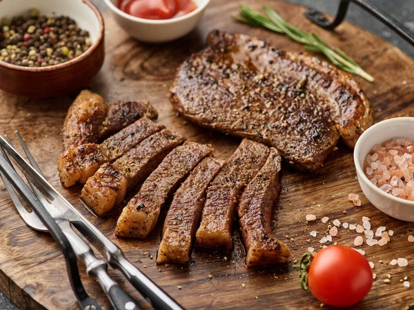 Grilled Top Sirloin Cup Rump Beef Meat Steak Wooden Board — Stockfoto