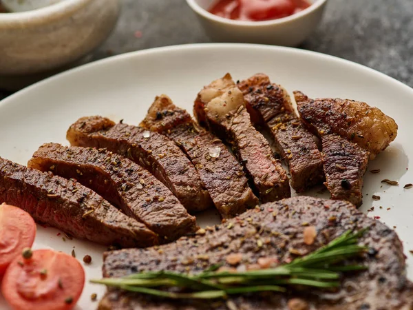 Grilled Top Sirloin Cup Rump Beef Meat Steak Wooden Board — Stok fotoğraf