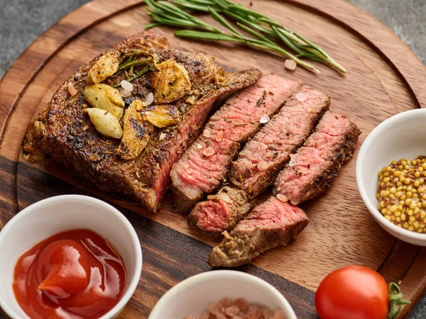 Medium Rare Ribeye Steak Beef Steak Wooden Tray Garlic Ketchup — Stok fotoğraf
