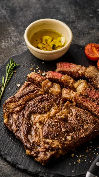 Middelgrote Zeldzame Ribeye Steak Biefstuk Het Houten Dienblad Met Kruiden — Stockfoto