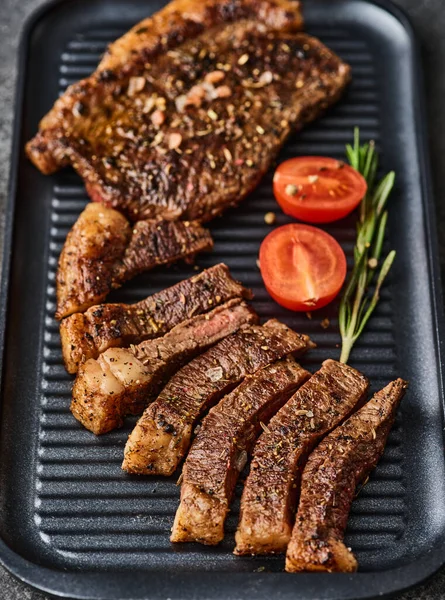 Grilled Top Sirloin Cup Rump Beef Meat Steak Black Board — Stockfoto