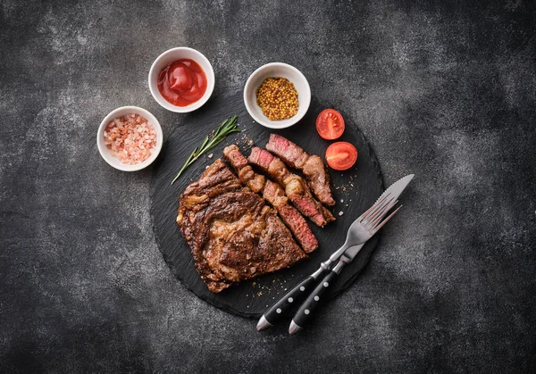 Medium Rare Ribeye Steak Beef Steak Black Tray Tomatoes Top — Stockfoto