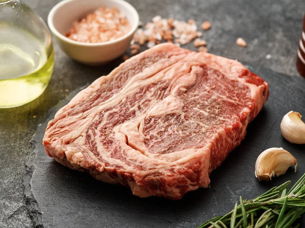 Raw Ribeye Steak Black Board Garlic Rosemary Fresh Marbled Beef — Fotografia de Stock