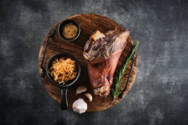 Haşlanmış lahana ve baharatlı domuz budu. Pişmiş Eisbein. Füme jambon.