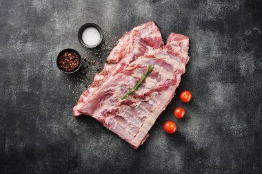 Çiğ domuz pirzolası, baharat, tuz, biber ve biberiye. Taze domuz eti. Domuz kaburgası.